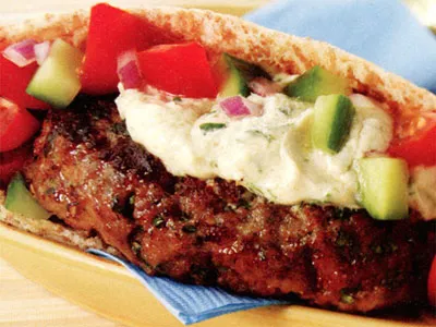 Кюфта в пите с салатом из огурцов и томатов Кюфта в пите с салатом из огурцов и томатов